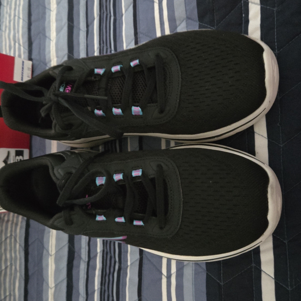 Skechers Black Athletic Shoes with Breathable Mesh Like New.  Wore Once.